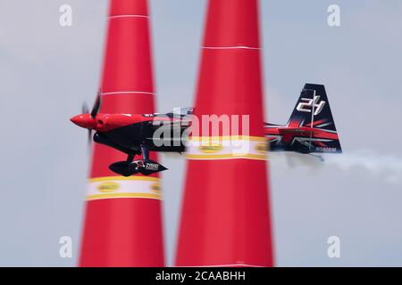 ZAMARDI/UNGARN - 14. JULI 2019: Ben Murphy mit N 540 BM Zivko Edge 540 und fliegen über den Balaton in Tihany in Zamardi Stadt für Red Bull Stockfoto