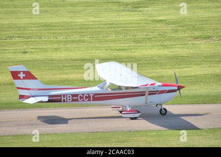 Cessna 172 rollt am Flughafen St. Gallen Altenrhein in der Schweiz Stockfoto