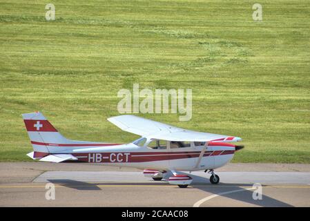 Cessna 172 rollt am Flughafen St. Gallen Altenrhein in der Schweiz Stockfoto