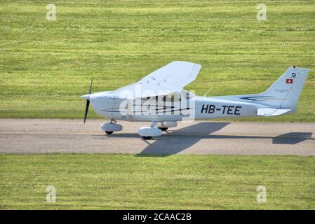 Cessna 172S rollt am Flughafen St. Gallen Altenrhein in der Schweiz Stockfoto