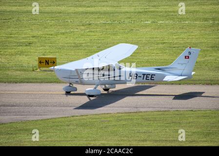 Cessna 172S rollt am Flughafen St. Gallen Altenrhein in der Schweiz Stockfoto