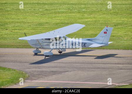 Cessna 172S rollt am Flughafen St. Gallen Altenrhein in der Schweiz Stockfoto