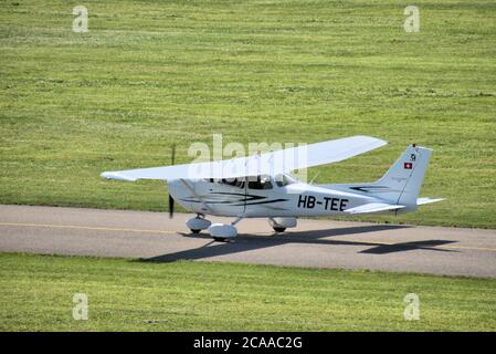 Cessna 172S rollt am Flughafen St. Gallen Altenrhein in der Schweiz Stockfoto