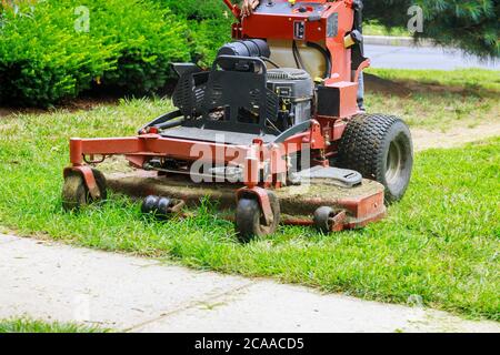 Startseite Garten Gras Gärtner Rasenmäher mit Rasenmäher Mann mit einem Rasenmäher ein Gärtner Rasen mit Rasenmäher schneiden Stockfoto