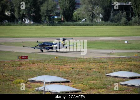 Pilatus PC-12 rollt am Flughafen St. Gallen Altenrhein in der Schweiz Stockfoto