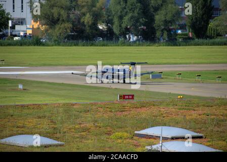 Pilatus PC-12 rollt am Flughafen St. Gallen Altenrhein in der Schweiz Stockfoto