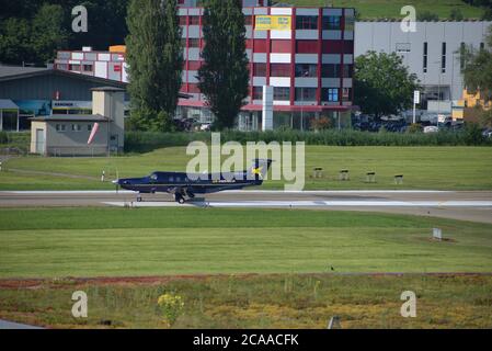 Pilatus PC-12 rollt am Flughafen St. Gallen Altenrhein in der Schweiz Stockfoto