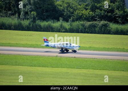 Piper Archer rollt am Flughafen St. Gallen Altenrhein in der Schweiz Stockfoto