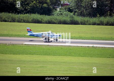 Piper Archer rollt am Flughafen St. Gallen Altenrhein in der Schweiz Stockfoto