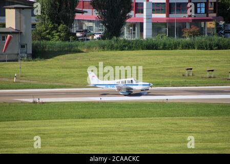 Piper Archer rollt am Flughafen St. Gallen Altenrhein in der Schweiz Stockfoto