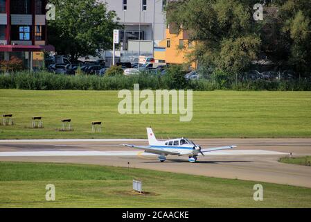 Piper Archer rollt am Flughafen St. Gallen Altenrhein in der Schweiz Stockfoto