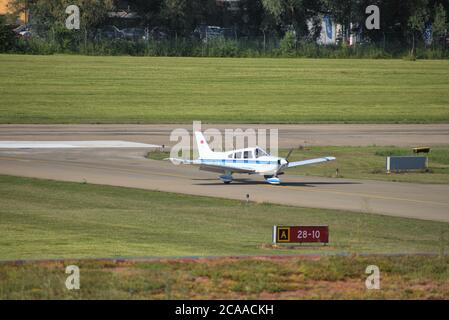 Piper Archer rollt am Flughafen St. Gallen Altenrhein in der Schweiz Stockfoto