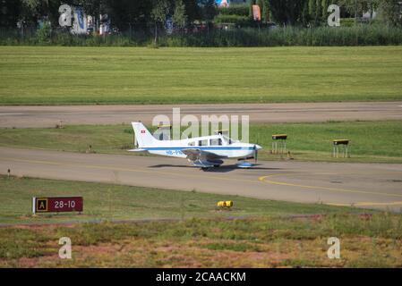 Piper Archer rollt am Flughafen St. Gallen Altenrhein in der Schweiz Stockfoto