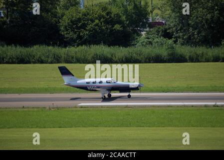 Piper Malibu rollt am Flughafen St. Gallen Altenrhein in der Schweiz Stockfoto