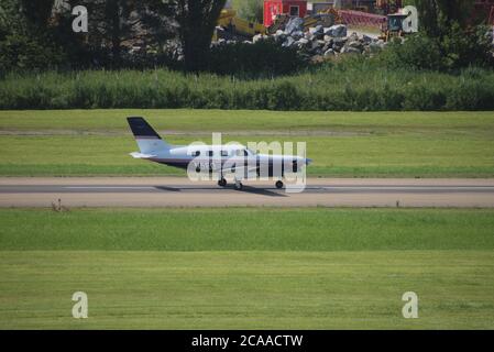 Piper Malibu rollt am Flughafen St. Gallen Altenrhein in der Schweiz Stockfoto