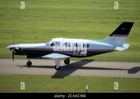 Piper Malibu rollt am Flughafen St. Gallen Altenrhein in der Schweiz Stockfoto