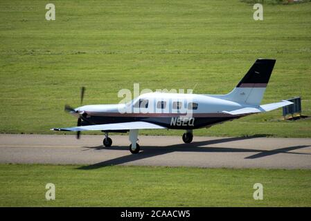 Piper Malibu rollt am Flughafen St. Gallen Altenrhein in der Schweiz Stockfoto