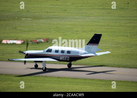 Piper Malibu rollt am Flughafen St. Gallen Altenrhein in der Schweiz Stockfoto