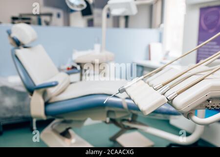 Spezielle Ausrüstung für Zahnuntersuchung und Behandlung in der Zahnarztpraxis, medizinische Instrumente. Kieferorthopädie, Medizin Konzept Stockfoto