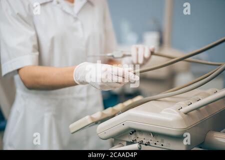 Spezielle Ausrüstung für Zahnuntersuchung und Behandlung in der Zahnarztpraxis, medizinische Instrumente. Kieferorthopädie, Medizin Konzept Stockfoto