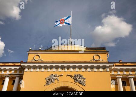 St. Petersburg, Russland - 24. Juli 2020 St. George's Admiral's Flagge (St. Andrews Flagge) steigt auf der Spitze des Admiralität-Gebäudes im Zentrum von St. Petersburg während der Generalprobe der Marine-Parade gewidmet russischen Marine-Tag in den Gewässern der Newa in St. Petersburg Stadt, Russland Stockfoto