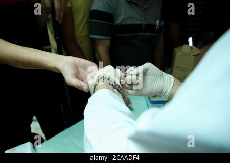 5. August 2020: Gaza, Palästina. 05. August 2020. Die Gemeinde Khan Yunis im südlichen Gazastreifen organisiert nach der tödlichen Explosion in Beirut am Dienstag eine Mahnwache in Solidarität mit den Libanesen. Viele Palästinenser spendeten Blut, um in Krankenhäuser mit Verwundeten in der libanesischen Hauptstadt geschickt zu werden. Am Dienstag explodierte in Beirut in der Nähe des Hafens ein Lager, bei dem mehr als 100 Menschen getötet und fast 4,000 verletzt wurden.Quelle: Ahmad Hasaballah/IMAGESLIVE/ZUMA Wire/Alamy Live News Stockfoto