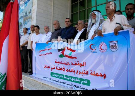 5. August 2020: Gaza, Palästina. 05. August 2020. Die Gemeinde Khan Yunis im südlichen Gazastreifen organisiert nach der tödlichen Explosion in Beirut am Dienstag eine Mahnwache in Solidarität mit den Libanesen. Viele Palästinenser spendeten Blut, um in Krankenhäuser mit Verwundeten in der libanesischen Hauptstadt geschickt zu werden. Am Dienstag explodierte in Beirut in der Nähe des Hafens ein Lager, bei dem mehr als 100 Menschen getötet und fast 4,000 verletzt wurden.Quelle: Ahmad Hasaballah/IMAGESLIVE/ZUMA Wire/Alamy Live News Stockfoto