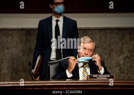 Washington, Vereinigte Staaten Von Amerika. August 2020. US-Senator Lindsey Graham (Republikaner von South Carolina), Vorsitzender des Justizausschusses des US-Senats, entfernt seine Gesichtsmaske vor Beginn einer Anhörung des Justizausschusses des US-Senats zum Thema "Überwachung der Kreuzfeuer-Hurrikan-Untersuchung" auf dem Capitol Hill in Washington, DC am 5. August 2020. Quelle: Erin Schaff/Pool via CNP Quelle: dpa/Alamy Live News Stockfoto