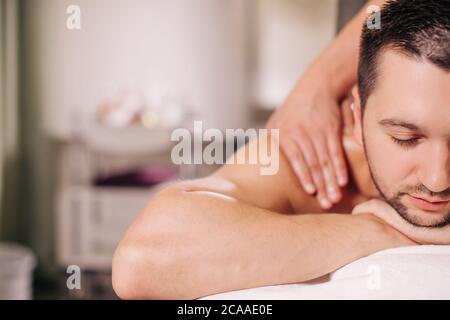 Massage für Arme. Massage sfter Dusche. Close up beschnitten Foto. Copy space Stockfoto