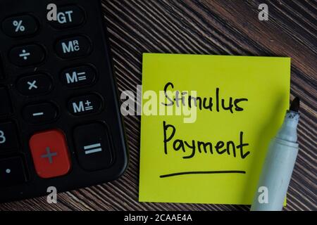 Stimulus Payment Schreiben Sie auf Haftnotizen isoliert auf dem Schreibtisch. Stockfoto
