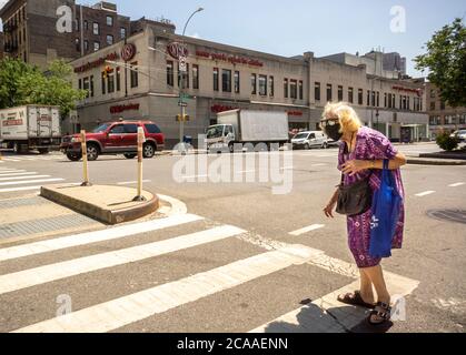 Ältere Frau überquert am Mittwoch, den 29. Juli 2020, eine gefährliche Kreuzung der Achten Avenue in Chelsea in New York. (© Richard B. Levine) Stockfoto