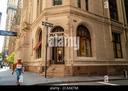 Ein geschlossener Jos. A. Bank Herrenmode Geschäft in Lower Manhattan in New York am Sonntag, 2. August 2020. Tailored Brands, Inc., die Muttergesellschaft von Jos. A. Bank und Mens Wearhouse hat für Kapitel eingereicht 11 Insolvenzschutz. Unter Berufung auf Ladenabschaltungen aufgrund der Pandemie Aussperrung. (© Richard B. Levine) Stockfoto