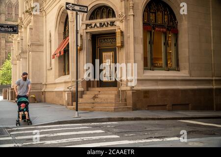 Ein geschlossener Jos. A. Bank Herrenmode Geschäft in Lower Manhattan in New York am Sonntag, 2. August 2020. Tailored Brands, Inc., die Muttergesellschaft von Jos. A. Bank und Mens Wearhouse hat für Kapitel eingereicht 11 Insolvenzschutz. Unter Berufung auf Ladenabschaltungen aufgrund der Pandemie Aussperrung. (©Ê Richard B. Levine) Stockfoto