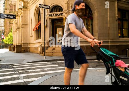 Ein geschlossener Jos. A. Bank Herrenmode Geschäft in Lower Manhattan in New York am Sonntag, 2. August 2020. Tailored Brands, Inc., die Muttergesellschaft von Jos. A. Bank und Mens Wearhouse hat für Kapitel eingereicht 11 Insolvenzschutz. Unter Berufung auf Ladenabschaltungen aufgrund der Pandemie Aussperrung. (©Ê Richard B. Levine) Stockfoto