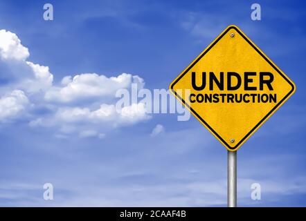 Im Bau - Road Sign Informationen Stockfoto