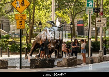 Nur wenige Touristen besuchen die Gegend und posieren für Fotos< während der Pandemie< vor der Wall Street Bull, von Künstler Arturo DiModica, am Broadway in Lower Manhattan in New York am Donnerstag, 30. August 2018. (© Richard B. Levine) Stockfoto