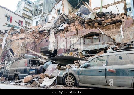 Autos unter Schutt von eingestürzten Gebäuden nach einer massiven Explosion erschütterte Beirut am 4. August 2020, Achrafieh/Beirut, Libanon Stockfoto