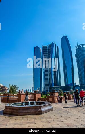 Etihad Towers von Jumeirah, einer Serie von fünf hohen Gebäuden und Hotel in Abu Dhabi Corniche, VAE Stockfoto