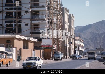 Archivbild: Das Sultanat Oman 1979, sieben Jahre nach der Machtübernahmen des Sultans Qaboos und der Modernisierung des Landes. Dies war noch eine Zeit, als der Tourismus in das Land in den Kinderschuhen steckte. Bild: Gebäude im Bau in Muttrah. Quelle: Malcolm Park Stockfoto