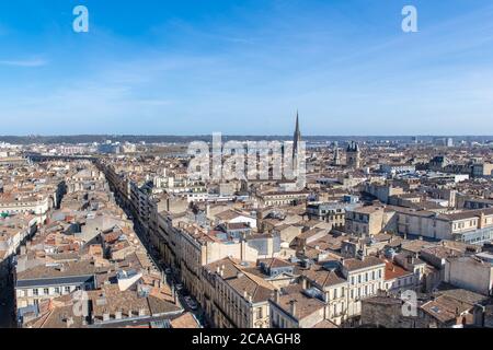 Bordeaux in Frankreich, Blick auf die Basilika Saint-Michel und die große Cloche im Zentrum Stockfoto