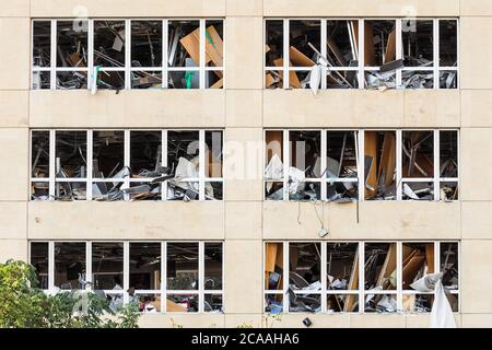 Büros mit zerbrochenen Fenstern nach einer massiven Explosion erschütterten Beirut am 4. August 2020, Achrafieh/Beirut, Libanon Stockfoto