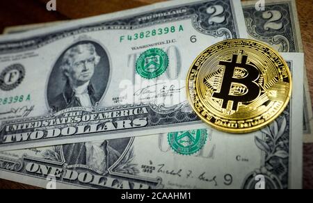 Bitcoin mit US Dollar Bank Note Stockfoto