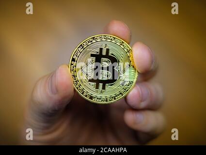 Bitcoin Währung Münze in der Hand halten Stockfoto
