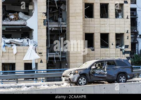 Beschädigtes Auto vor Büros mit zerbrochenen Fenstern nach einer massiven Explosion erschütterte Beirut am 4. August 2020, Achrafieh/Beirut, Libanon Stockfoto