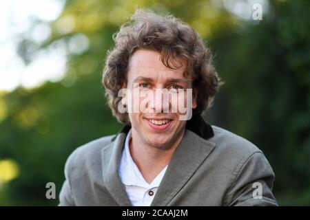 München, Deutschland. August 2020. Julian Wittmann, Schauspieler, aufgenommen im Freiluftkino 'Kino, Mond und Sterne' bei der Premiere des Films 'Ausgrissn! Der Film wird am 13.08.2020 in den deutschen Kinos erscheinen. Quelle: Tobias Hase/dpa/Alamy Live News Stockfoto