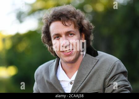 München, Deutschland. August 2020. Julian Wittmann, Schauspieler, aufgenommen im Freiluftkino 'Kino, Mond und Sterne' bei der Premiere des Films 'Ausgrissn! Der Film wird am 13.08.2020 in den deutschen Kinos erscheinen. Quelle: Tobias Hase/dpa/Alamy Live News Stockfoto