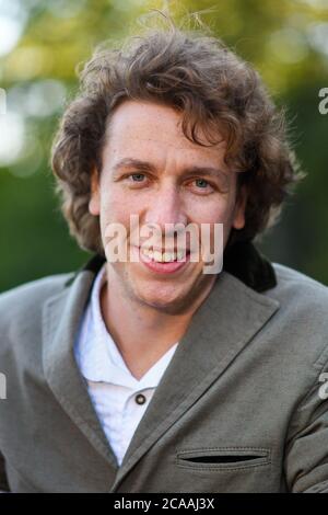 München, Deutschland. August 2020. Julian Wittmann, Schauspieler, aufgenommen im Freiluftkino 'Kino, Mond und Sterne' bei der Premiere des Films 'Ausgrissn! Der Film wird am 13.08.2020 in den deutschen Kinos erscheinen. Quelle: Tobias Hase/dpa/Alamy Live News Stockfoto