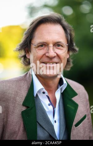 München, Deutschland. August 2020. Winfried Frey, Schauspieler, aufgenommen im Freiluftkino 'Kino, Mond und Sterne' bei der Premiere des Films 'Ausgrissn! Der Film wird am 13.08.2020 in den deutschen Kinos erscheinen. Quelle: Tobias Hase/dpa/Alamy Live News Stockfoto