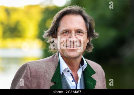 München, Deutschland. August 2020. Winfried Frey, Schauspieler, aufgenommen im Freiluftkino 'Kino, Mond und Sterne' bei der Premiere des Films 'Ausgrissn! Der Film wird am 13.08.2020 in den deutschen Kinos erscheinen. Quelle: Tobias Hase/dpa/Alamy Live News Stockfoto