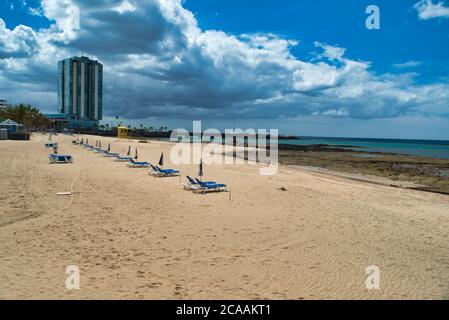 Arrecife Grand Hotel und Strand Playa del Reducto mit goldenem Sand in Arrecife Hauptstadt der Insel Lanzarote.V Stockfoto